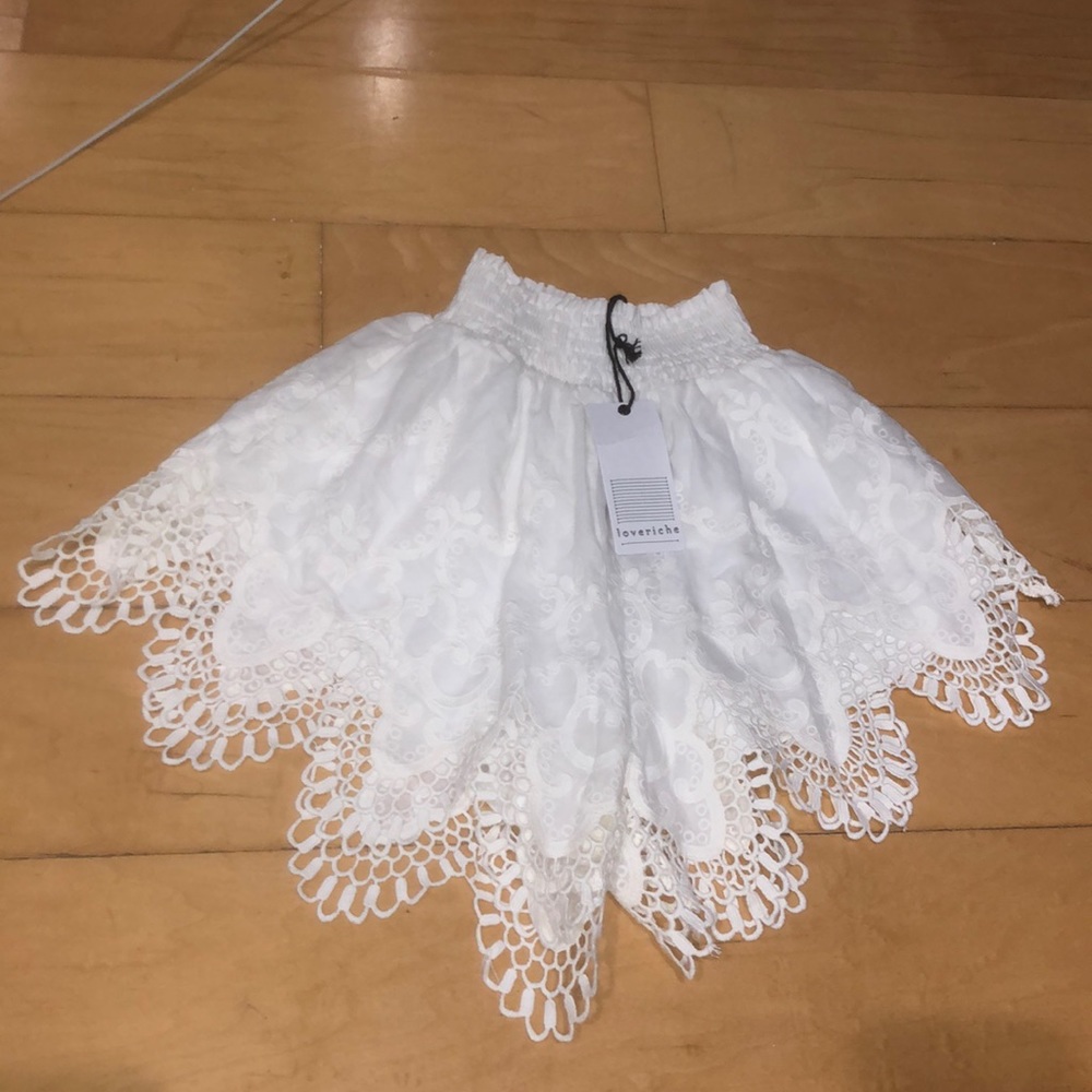 Loveriche Elastic Waist short Size M/OS white crochet scalloped hem lined